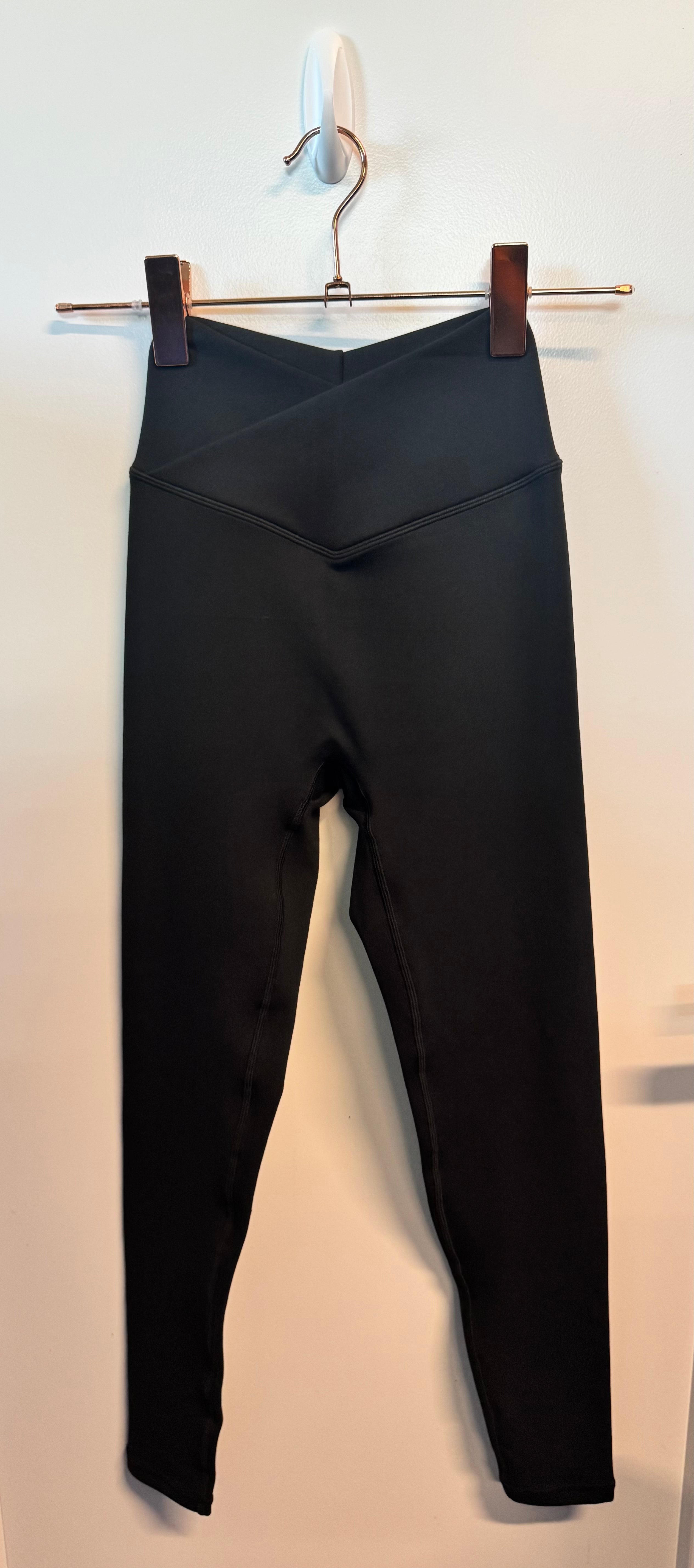 SAMPLE: Leggings With Criss Cross Waistband & Scrunch | Black - XS