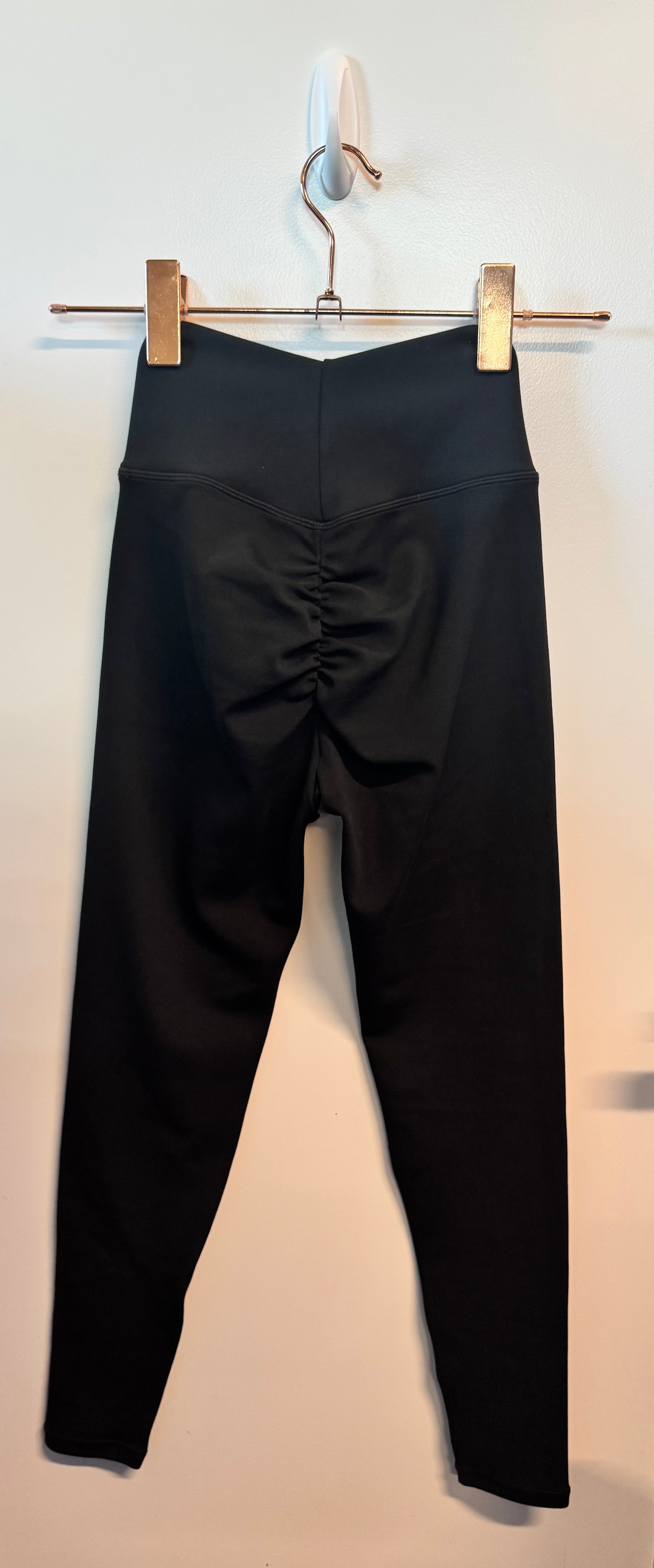SAMPLE: Leggings With Criss Cross Waistband & Scrunch | Black - XS