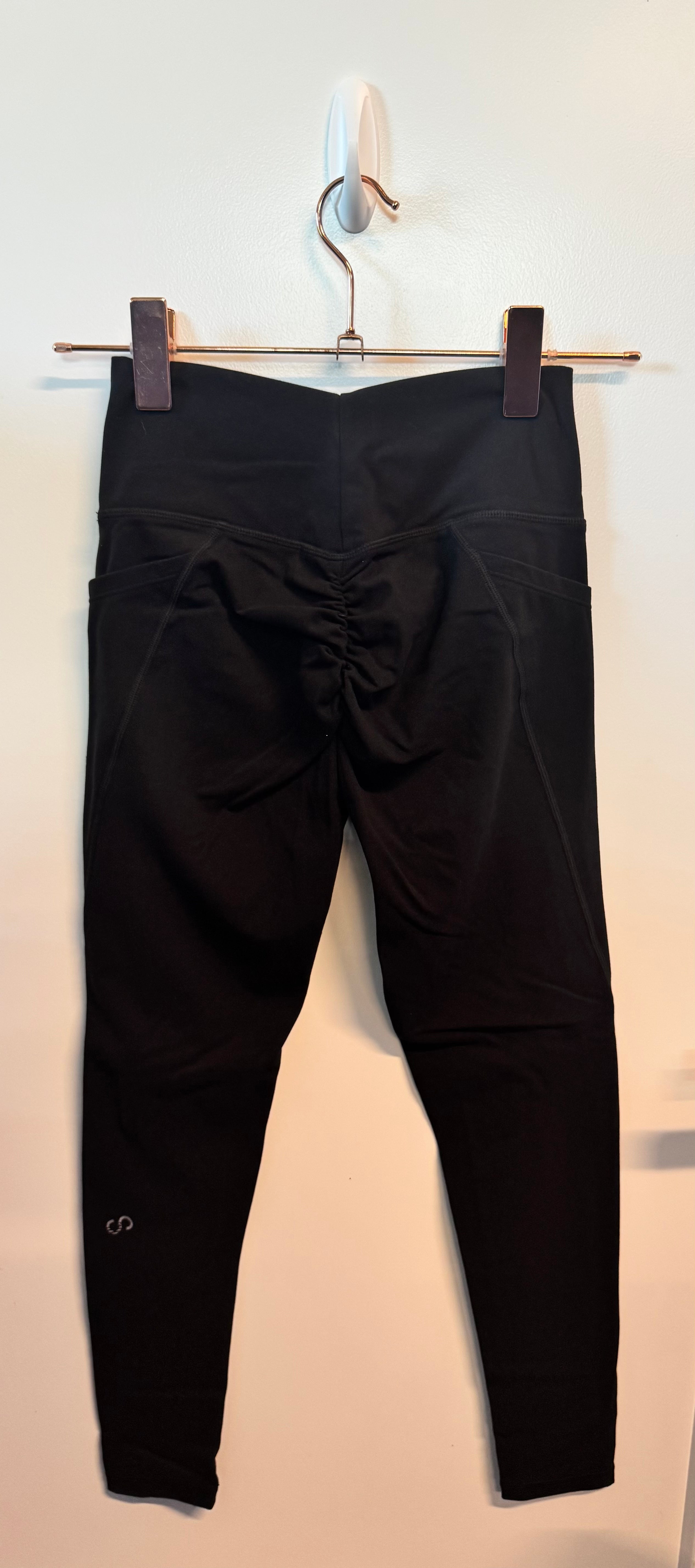 SAMPLE: Leggings With Criss Cross Waistband, Pockets & Scrunch | Black - Small