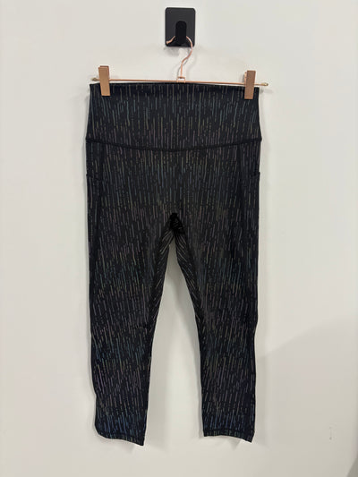 SAMPLE: Empowered Capris W/Pockets | Black Reflective Rain - Small