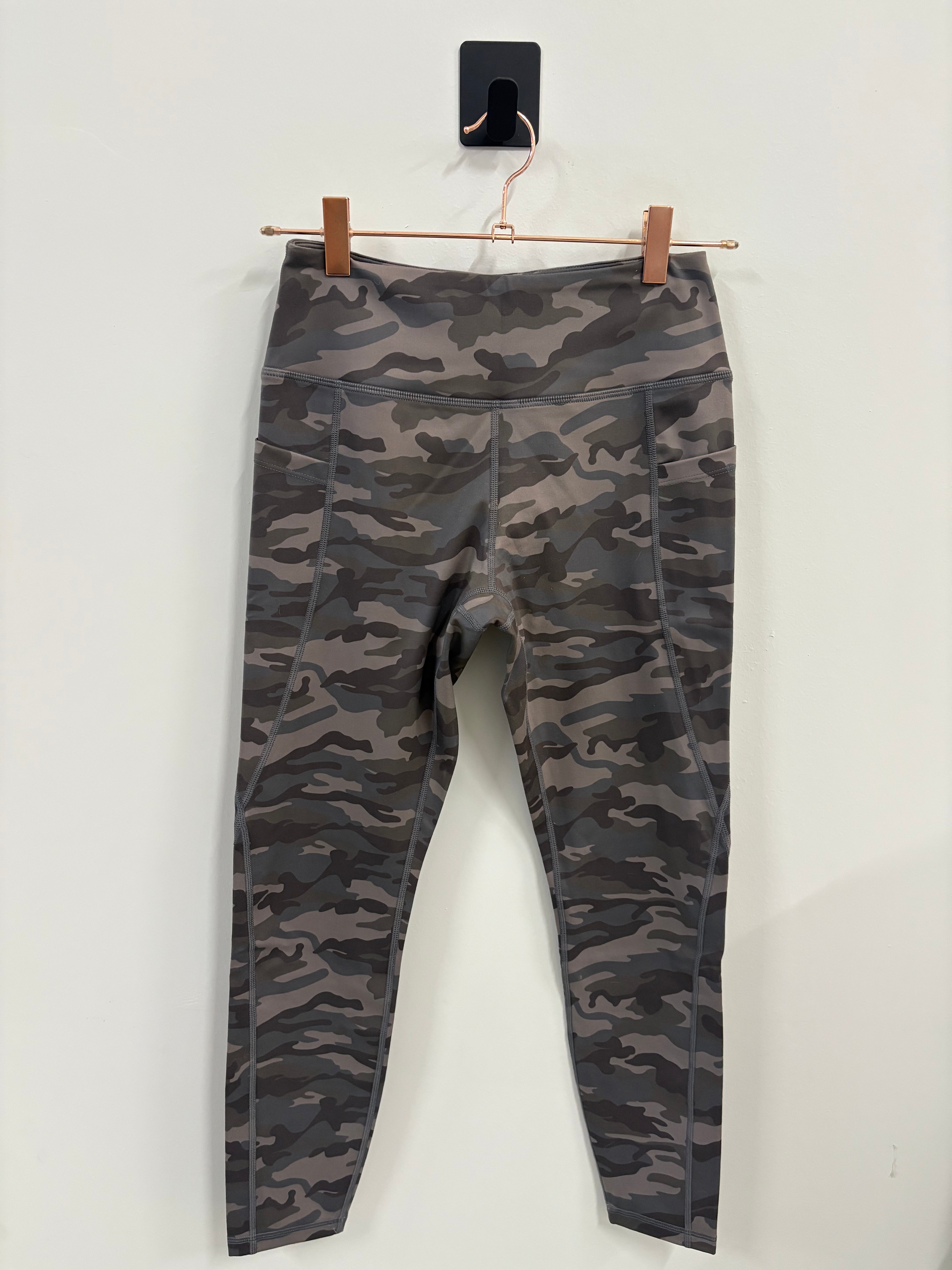 SAMPLE: NKD Leggings W/Pockets | Grey/Brown Camo - Small