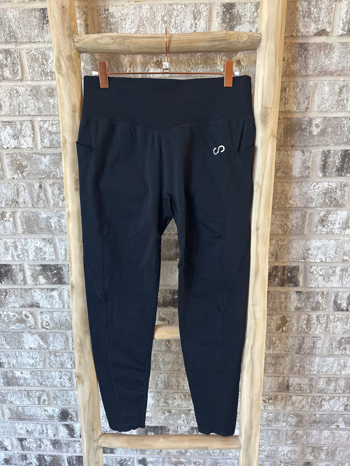 SAMPLE: Seamless Leggings With Pockets | Black - X-Large