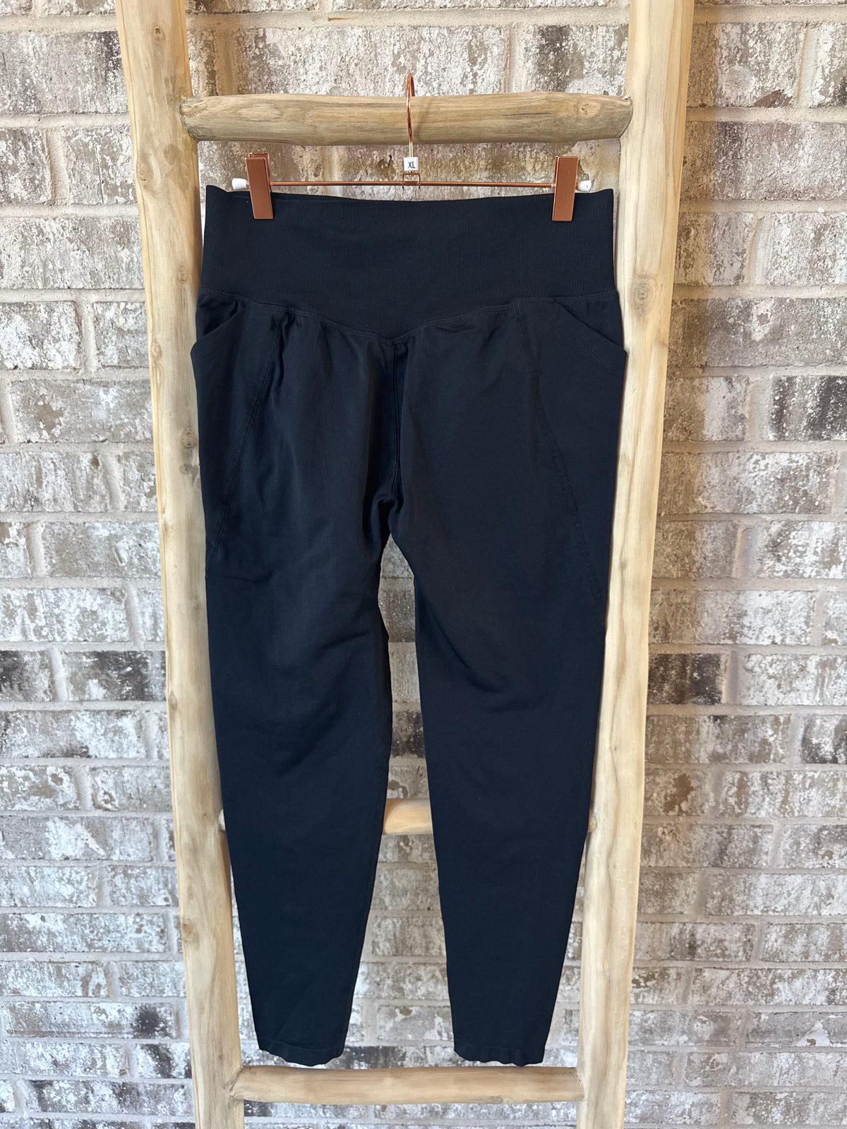 SAMPLE: Seamless Leggings With Pockets | Black - X-Large
