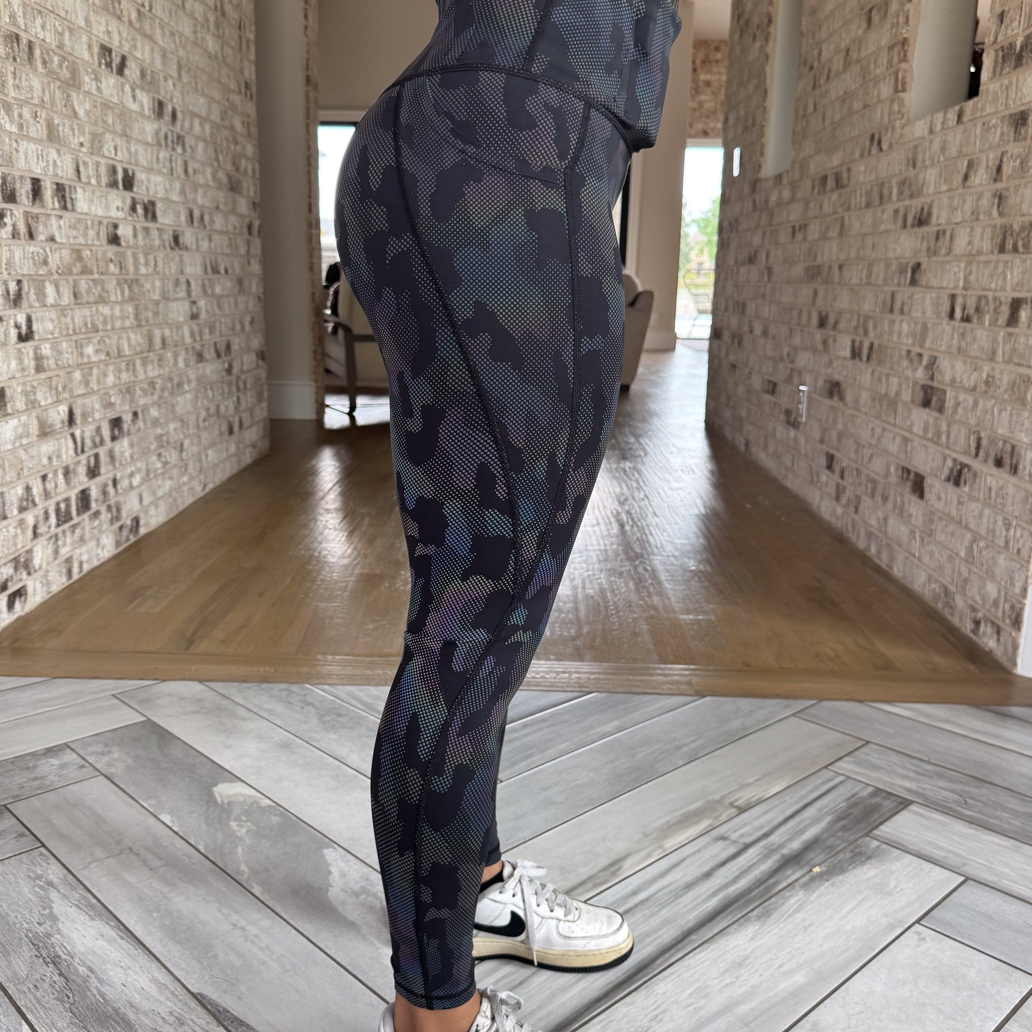 Concealed Carry Leggings With Pockets | Holographic Camo