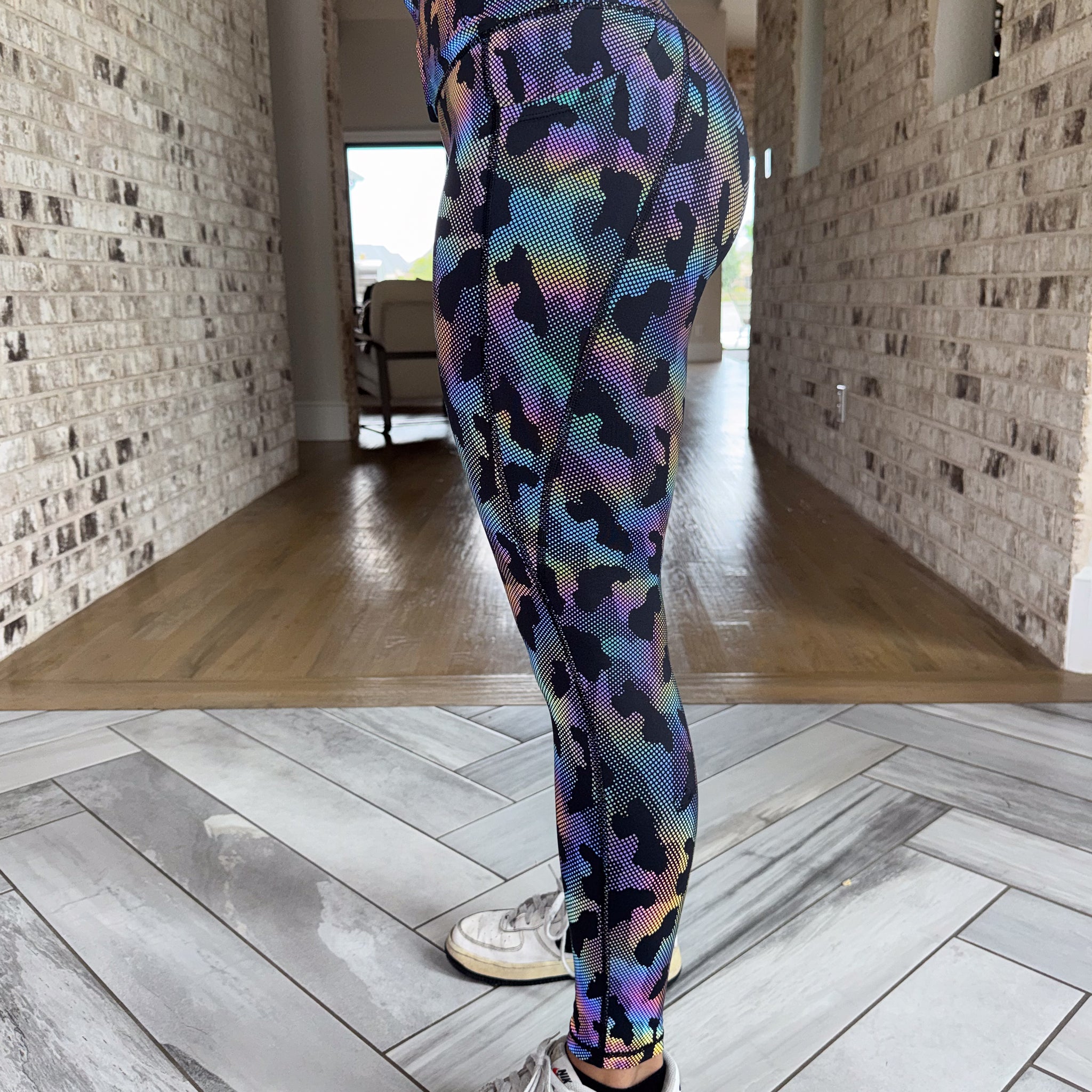 Concealed Carry Leggings With Pockets | Holographic Camo