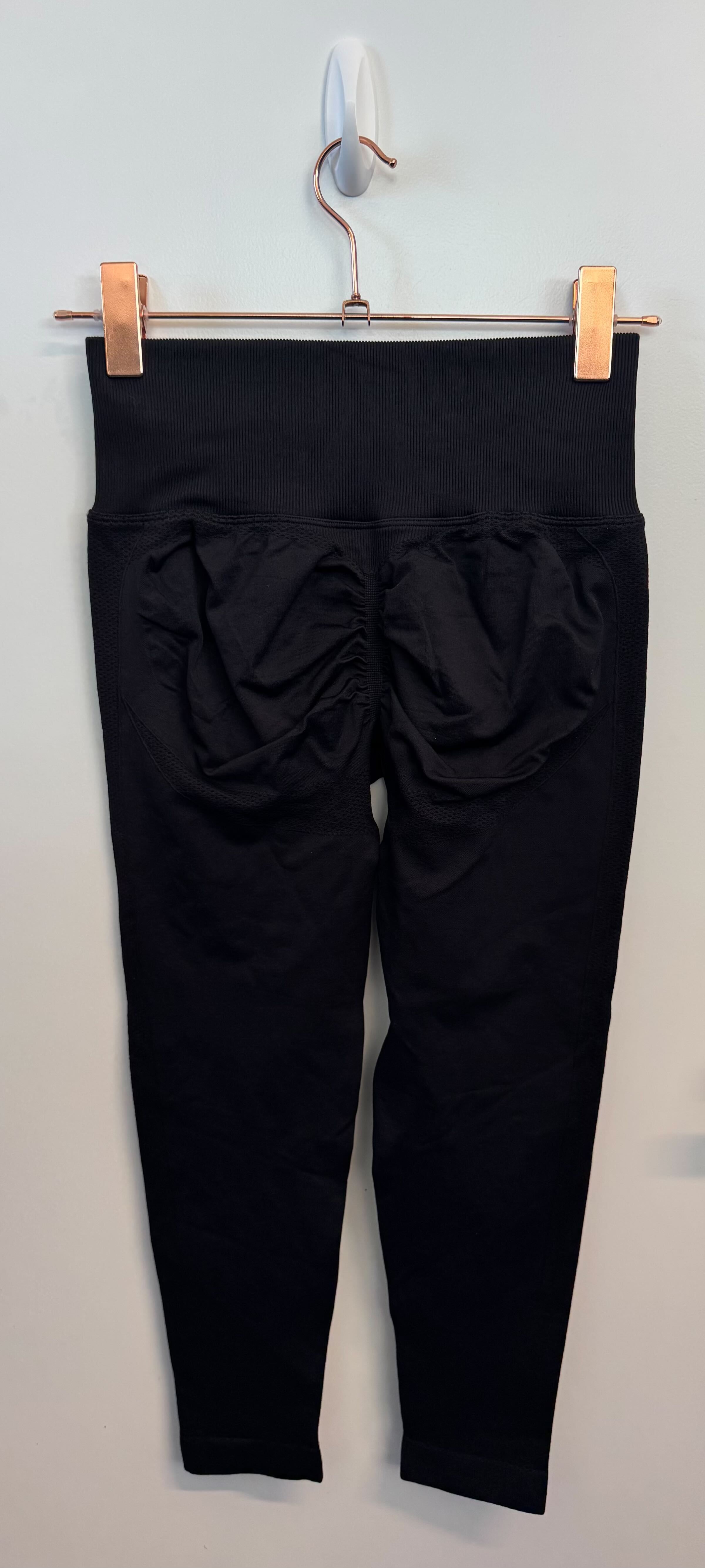 SAMPLE: Seamless Capris With Scrunch | Black - Medium