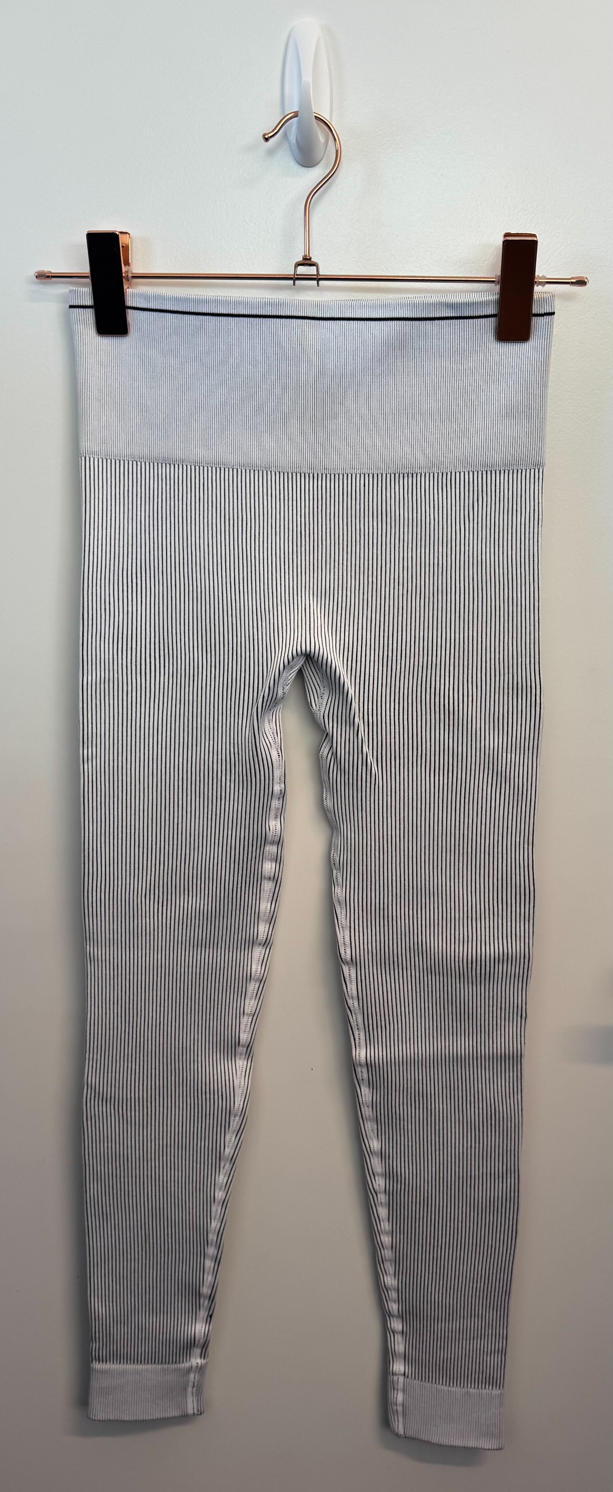 SAMPLE: Seamless Leggings | White/Black Stripes - Small