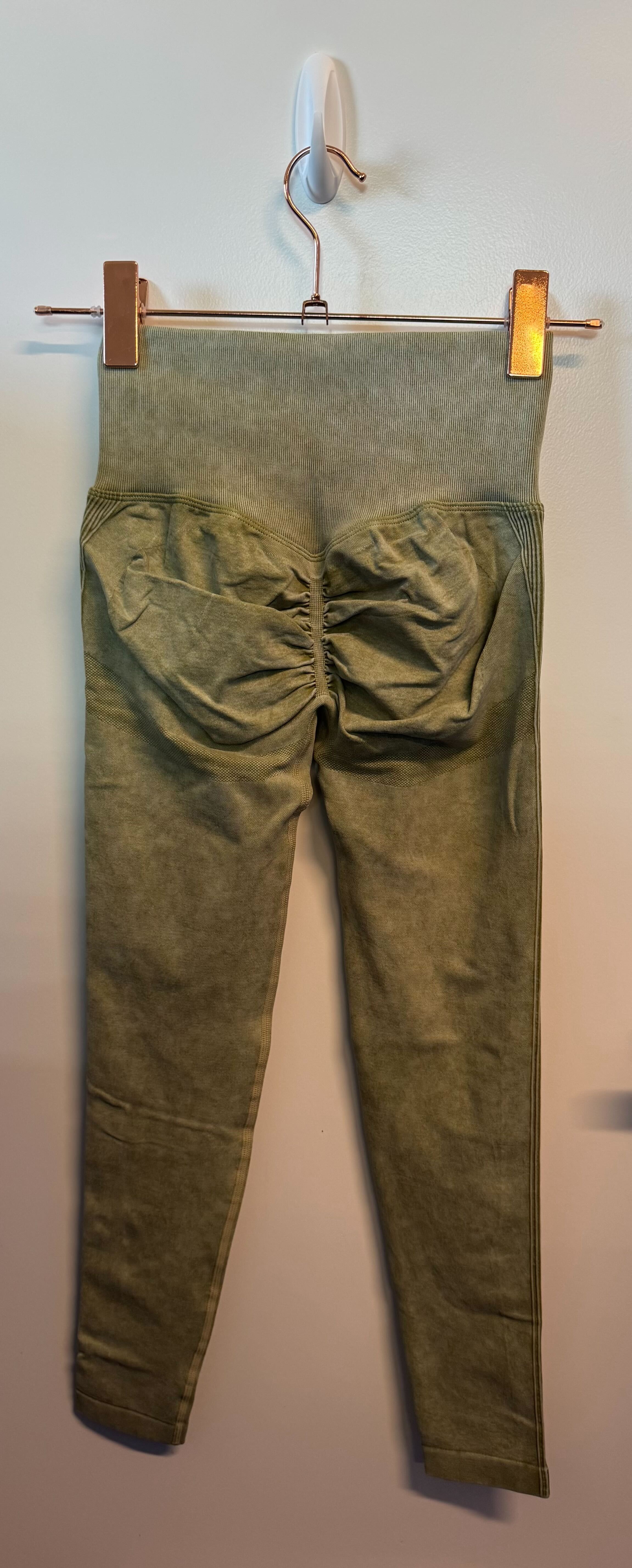 SAMPLE: Seamless Leggings With Scrunch | Light Green - X-Small