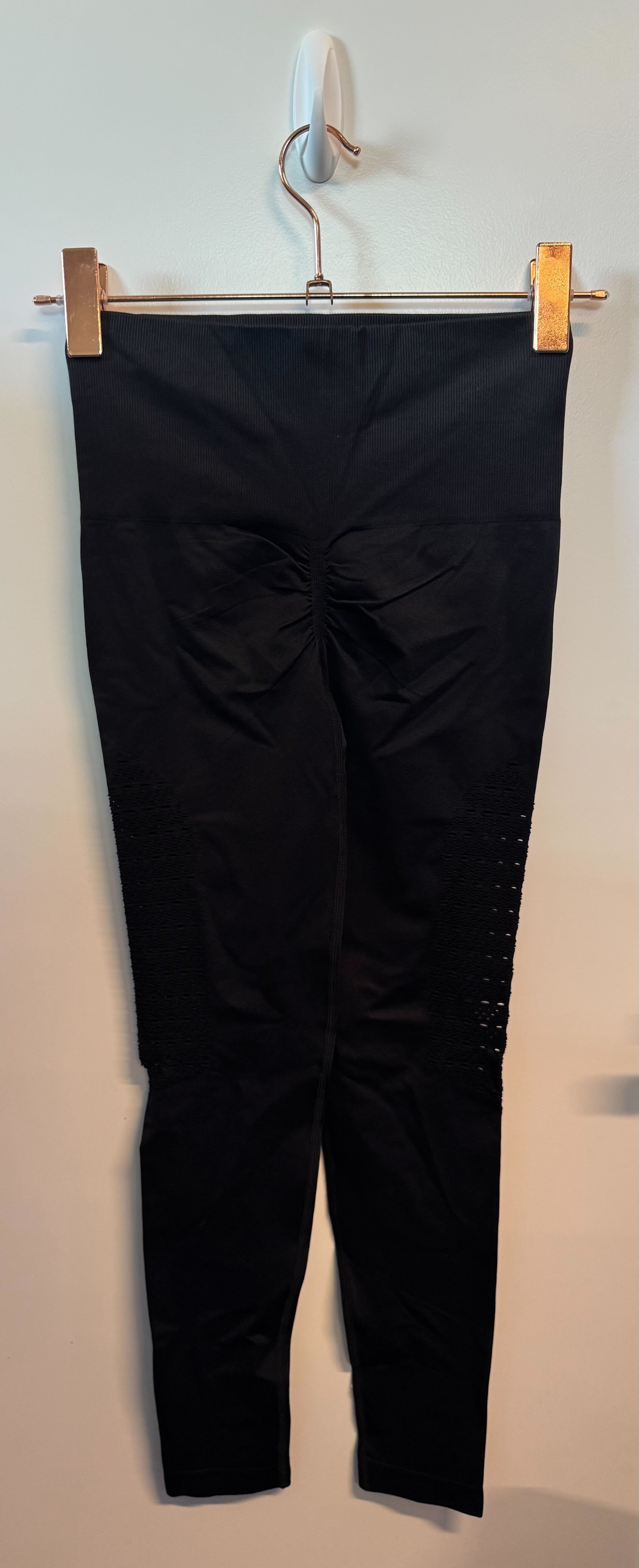 SAMPLE: Seamless Leggings With Scrunch & Cuts | Black  - Small
