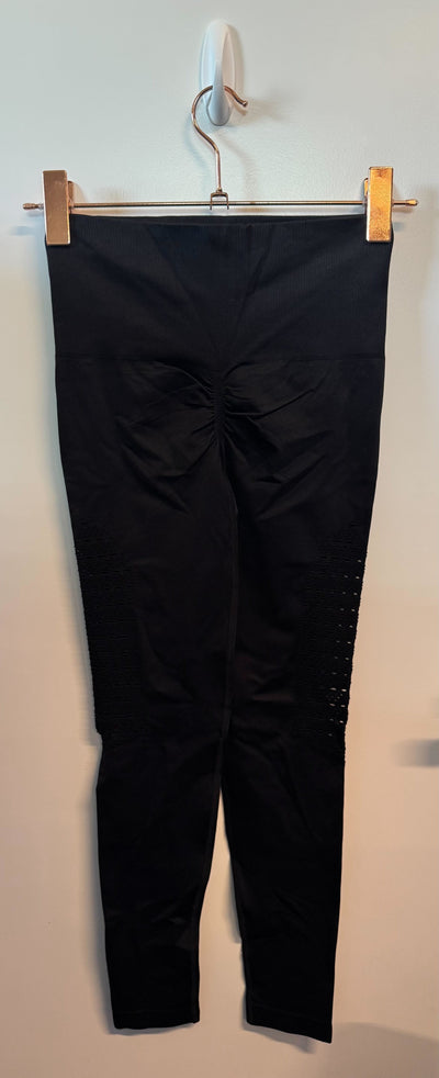 SAMPLE: Seamless Leggings With Scrunch & Cuts | Black  - Small