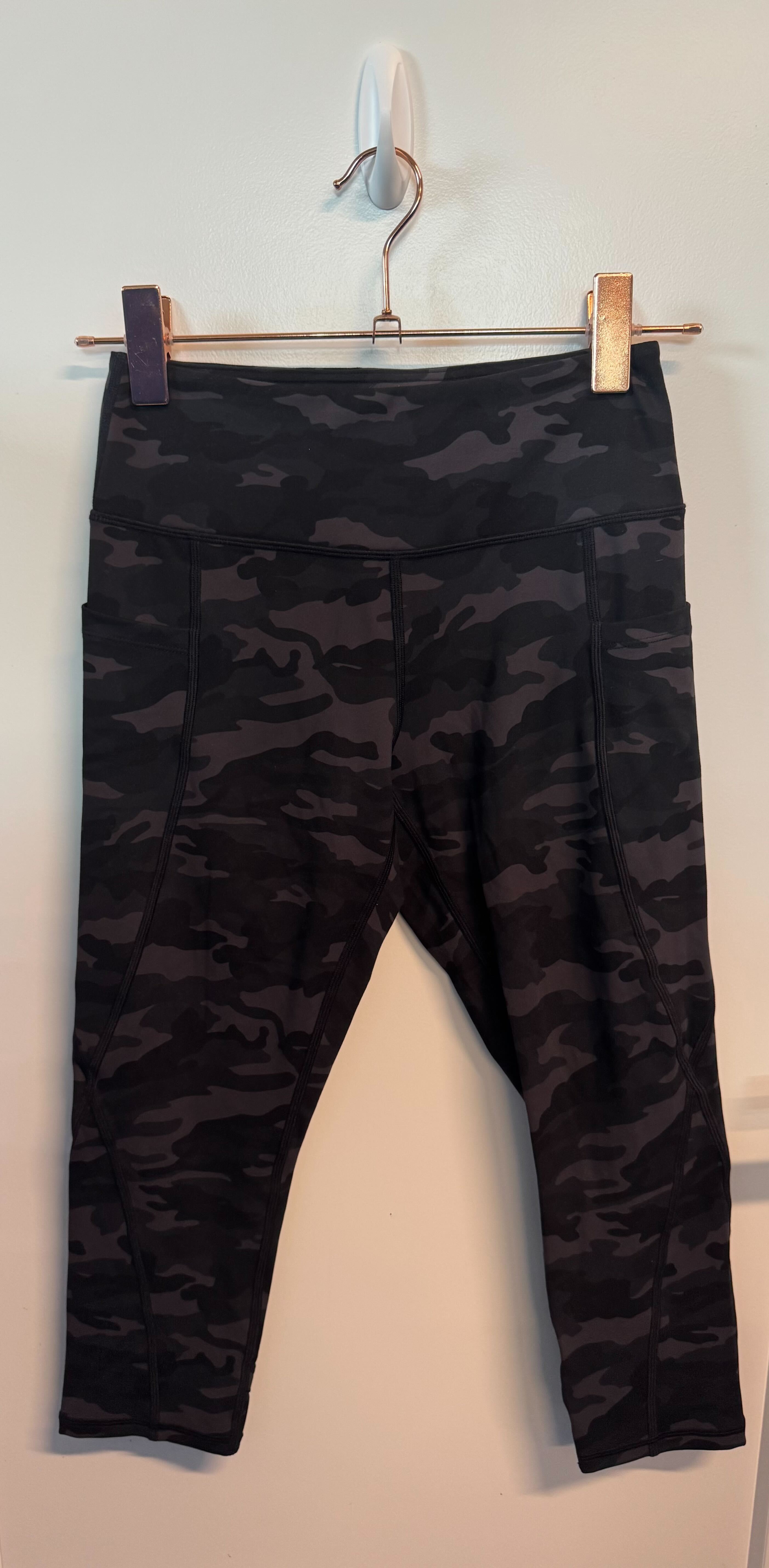 SAMPLE: Capris With Pockets | Black Camo - S