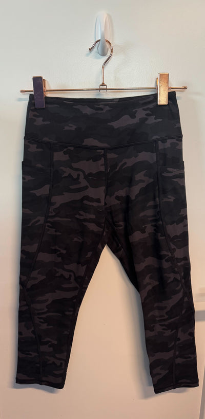 SAMPLE: Capris With Pockets | Black Camo - S