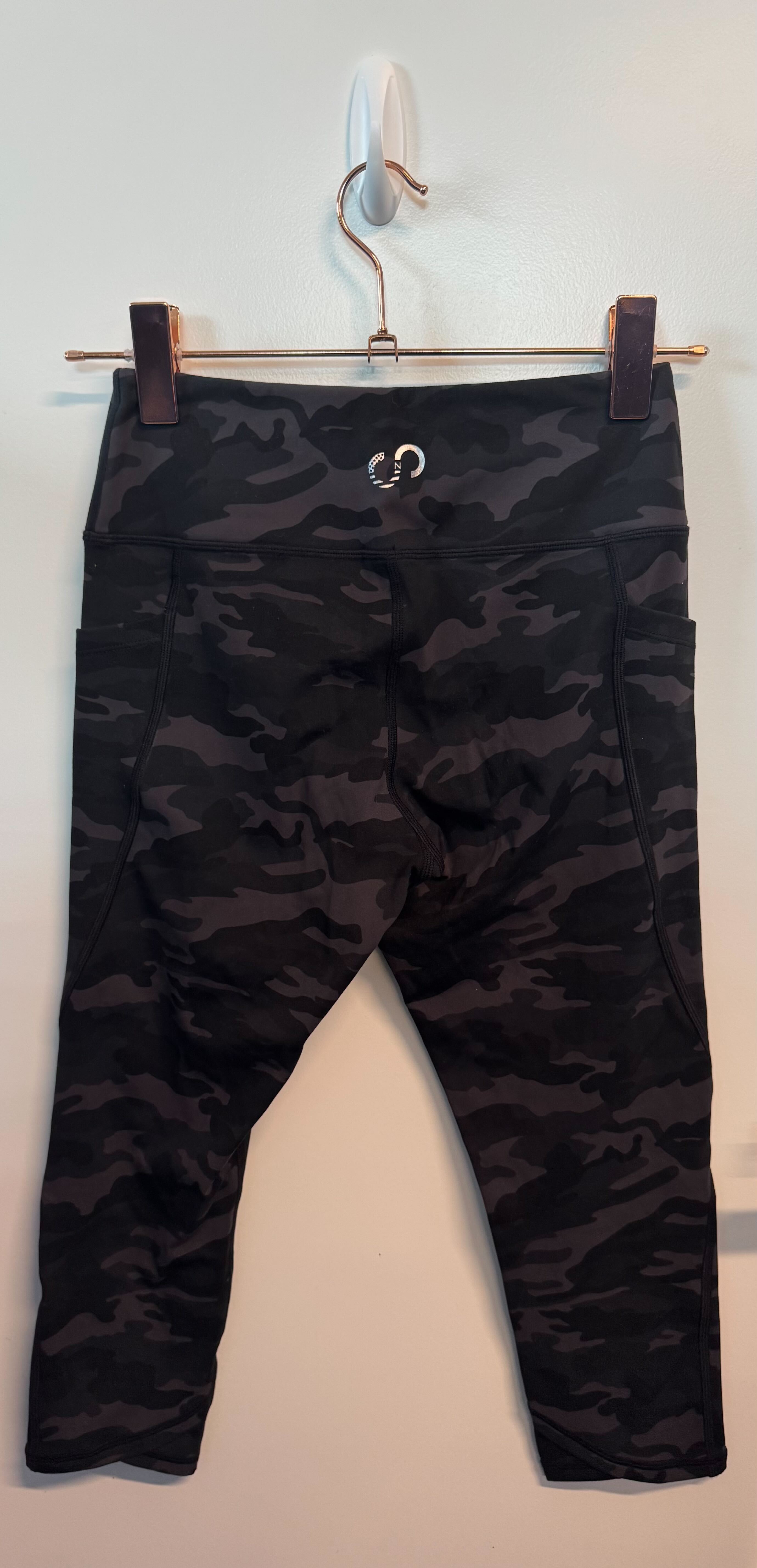 SAMPLE: Capris With Pockets | Black Camo - S